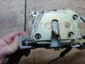 замок двери передней правой Toyota Yaris P1 2001, 1.0 л., бензин, МКПП, хетчбэк 5 дв. - фото №3